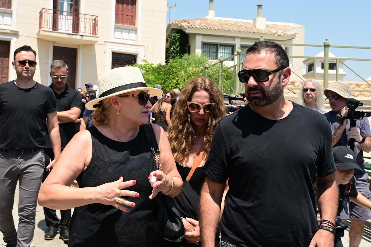 Γιώργος Καπουτζίδης και Ράνια Σχίζα λύγισαν στην τελετή αποχαιρετισμού του Γεράσιμου Μιχελή 10 Ο Αργύρης Αγγέλου, ο Γιώργος Καπουτζίδης, η Ελένη Κρίτη, η Αγγελική Λάμπρη και ο Μιχάλης Μαρίνος