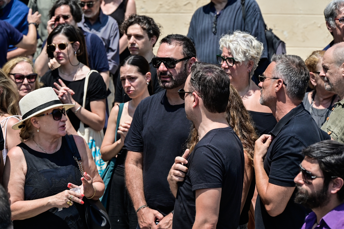 Γιώργος Καπουτζίδης και Ράνια Σχίζα λύγισαν στην τελετή αποχαιρετισμού του Γεράσιμου Μιχελή 7 Η Ελένη Κρίτα, ο Μιχάλης Μαρίνος, ο Γιώργος Καπουτζίδης και πλήθος κόσμου αποχαιρετούν τον Γεράσιμο Μιχελή