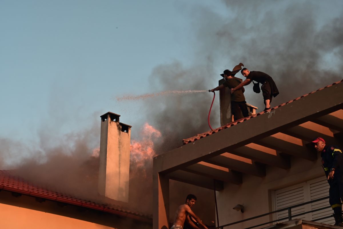 Φωτιά στο Κρυονέρι: Η συγκλονιστική στιγμή που κάτοικοι παλεύουν να διασώσουν ένα σπίτι 2 Φωτιά στη Δροσοπηγή