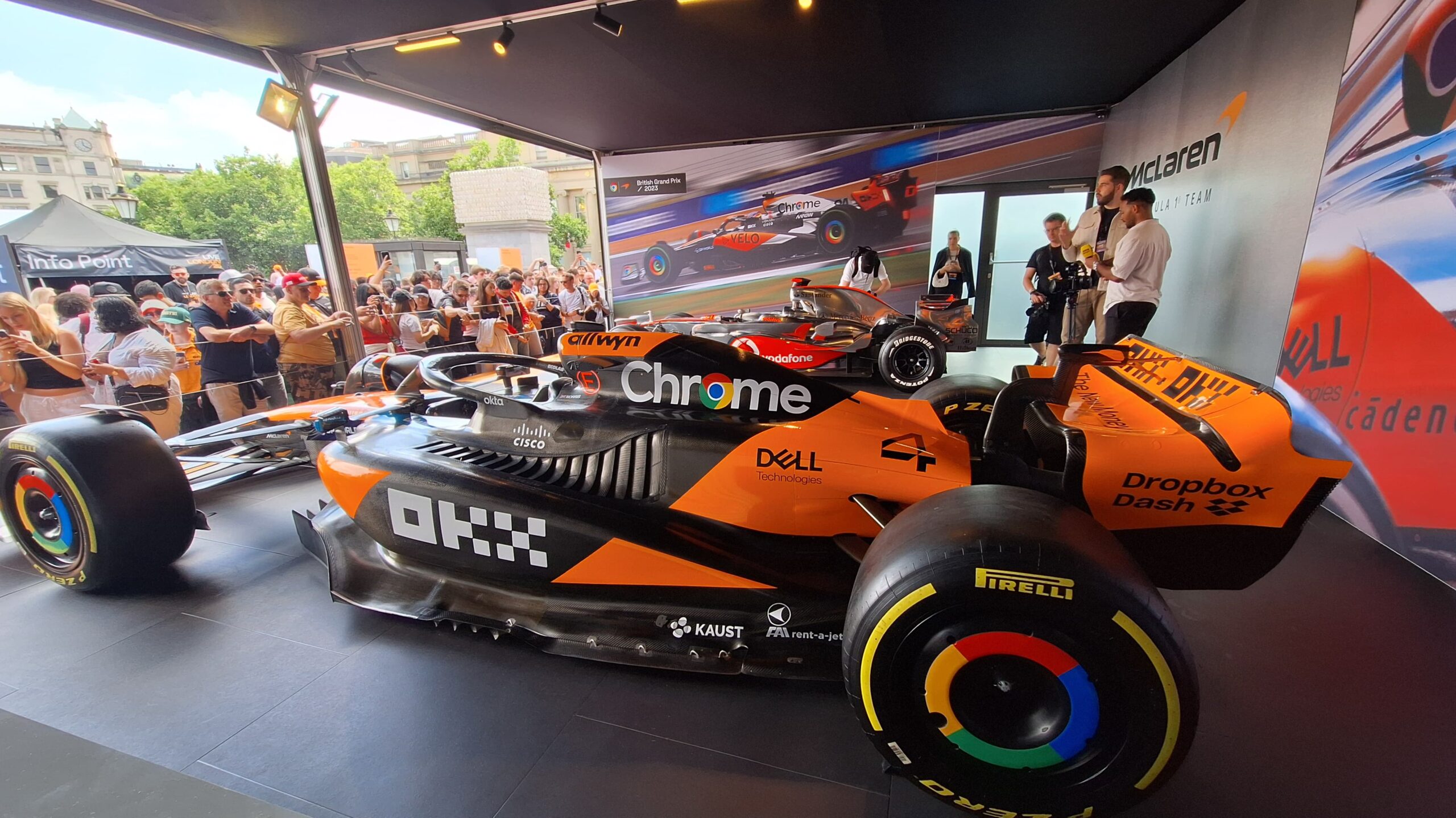 McLaren και Allwyn «κατέκλυσαν» με πορτοκαλί την Trafalgar Square