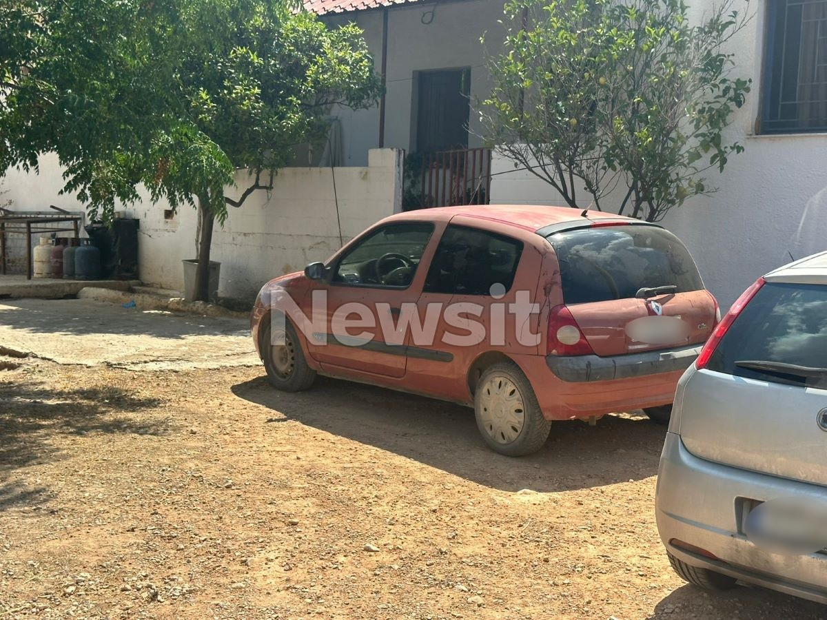 Το σπίτι στα Μέγαρα όπου ο 37χρονος επιτέθηκε με μαχαίρι στην μητέρα, την αδελφή και τον θείο του