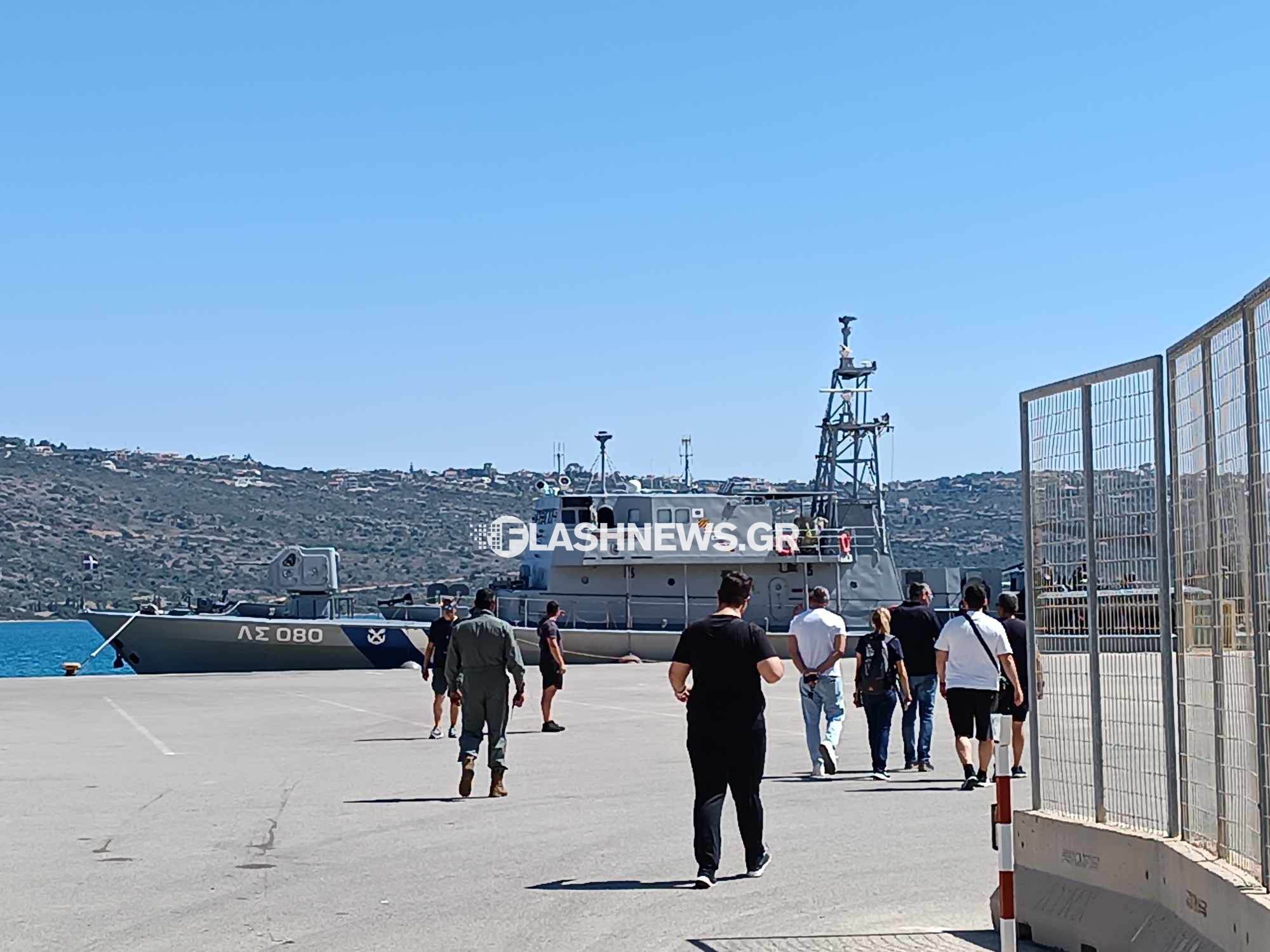 Στο λιμάνι της Σούδας κατέπλευσαν 117 παράτυποι μετανάστες – Θα ταξιδέψουν με το ίδιο πλοίο στην Αθήνα 6 Το πλοίο καταφτάνει στο λιμάνι της Σούδας