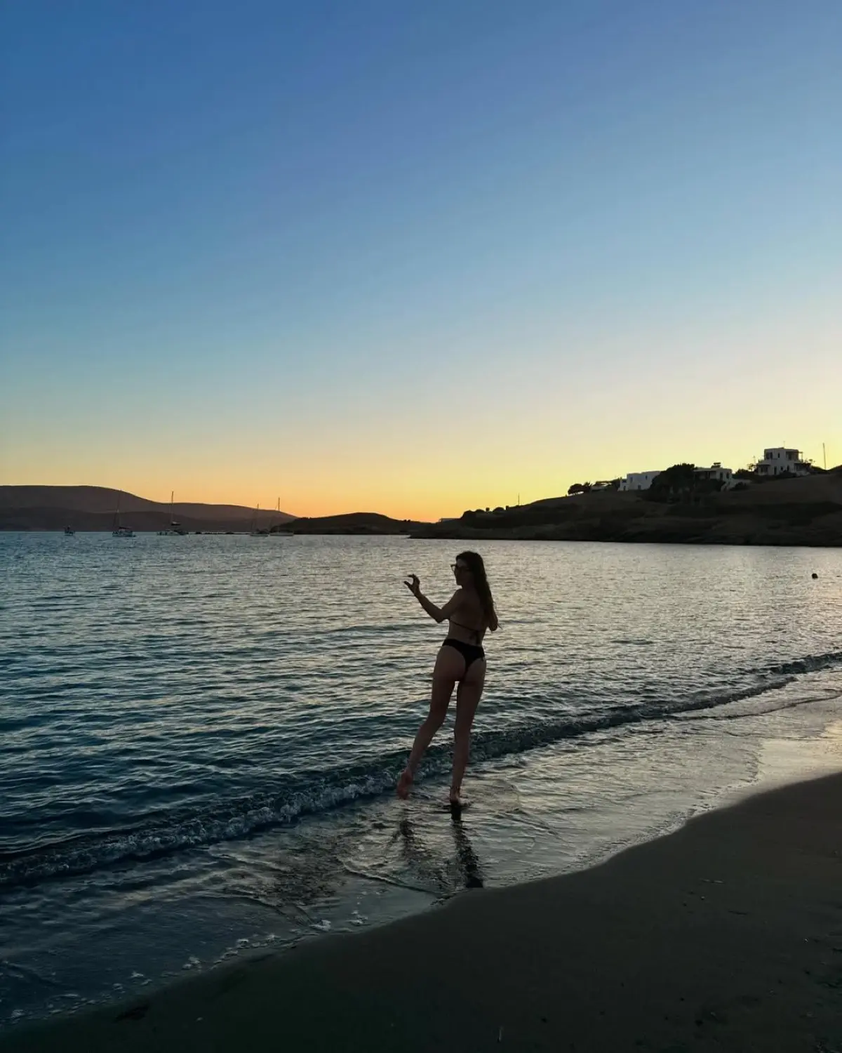 Η Χρύσα Μιχαλοπούλου στη θάλασσα