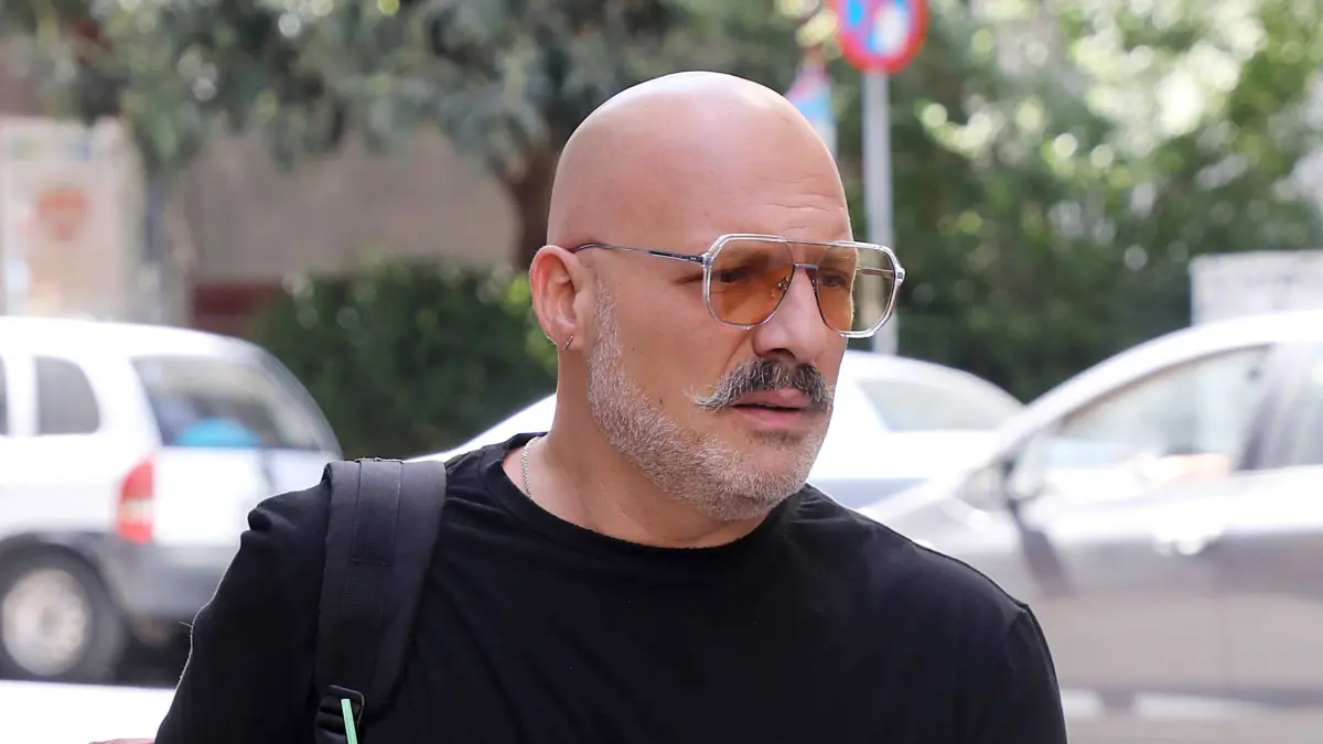 Ο Νίκος Μουτσινάς με μαγιό στην παραλία