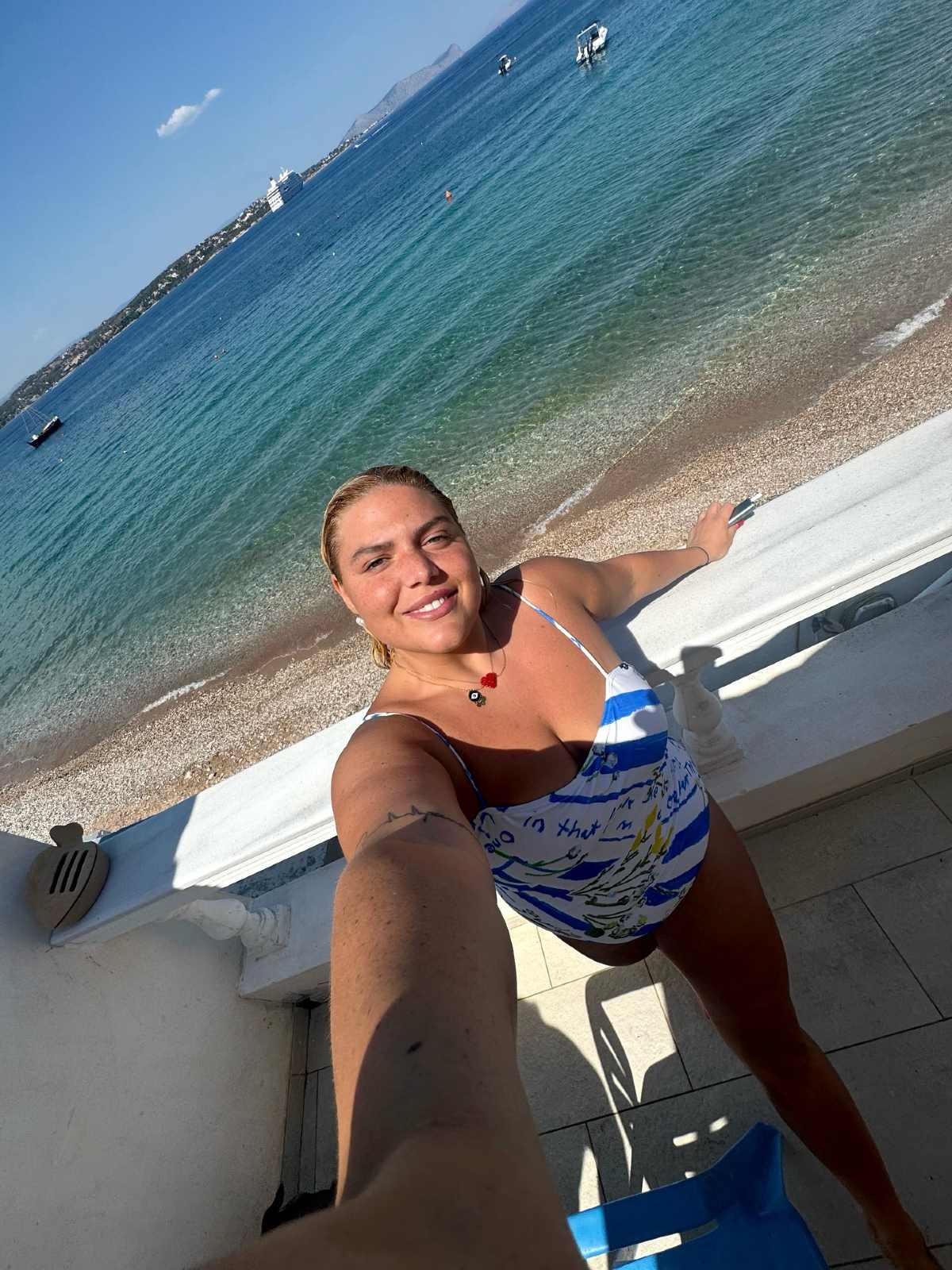 Η Δανάη Μπάρκα στις Σπέτσες
