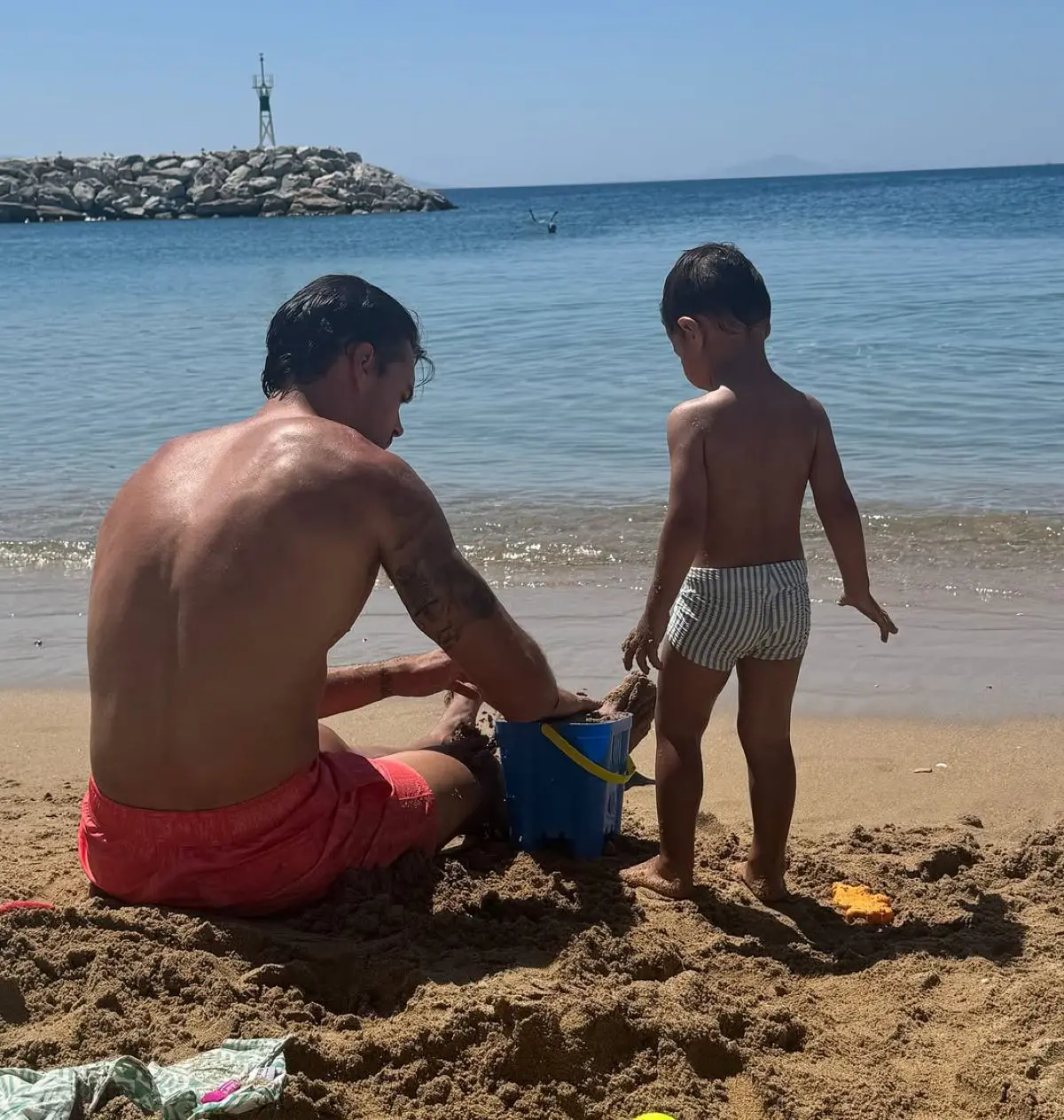 Ο Μποτία με τον γιο του στην παραλία