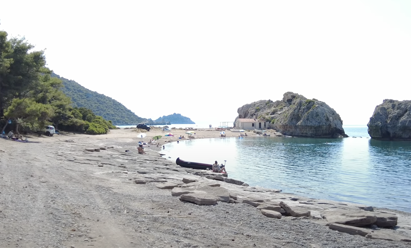 3 κρυφά «διαμαντάκια» μόλις δύο ώρες από την Αθήνα – Παραλίες ιδανικές για μαγευτικές αποδράσεις