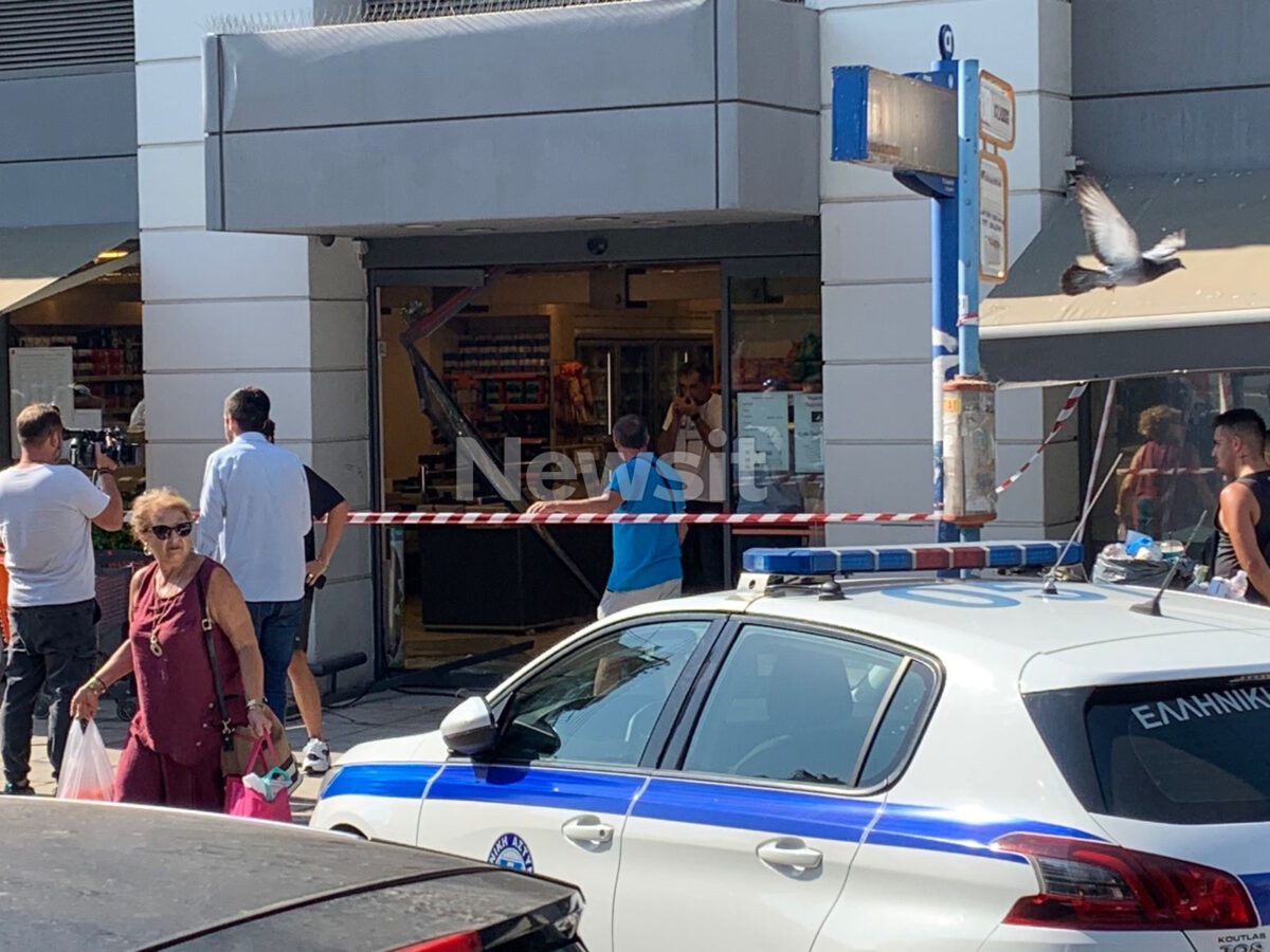 Νίκαια: «Πάταγα φρένο και δεν ανταποκρινόταν» δηλώνει η οδηγός του οχήματος που «εισέβαλε» στο σούπερ μάρκετ 8 Αυτοκίνητο έπεσε στην πρόσοψη σούπερ μάρκετ στη Νίκαια