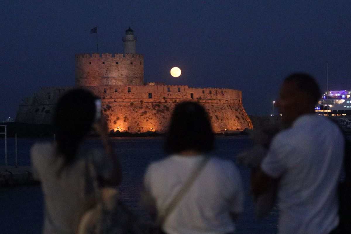 Ιουλιανή Πανσέληνος: Εντυπωσιακό θέαμα στον νυχτερινό ουρανό από το «Φεγγάρι του Ελαφιού» 4 Η πανσέληνος από το Λιμάνι της Ρόδου