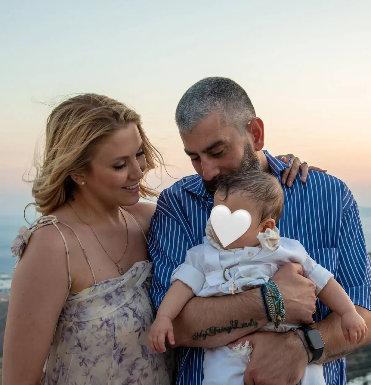 Η Φωτεινή Πετρογιάννη και ο γιος της στην βάφτισή του με τον Μιχάλη Ρουμπή