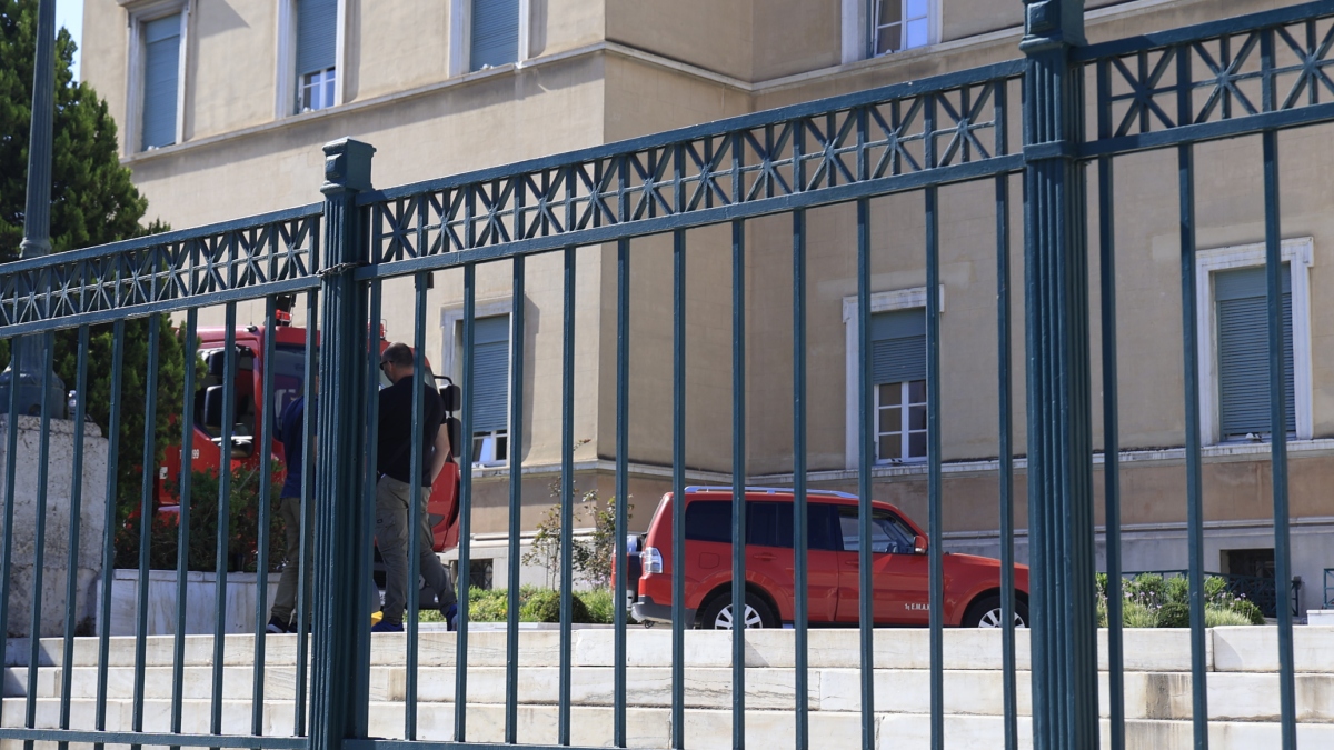 Συναγερμός κοντά στη Βουλή: Ανακαλύφθηκε ύποπτος φάκελος 3 Πυροσβεστικά οχήματα