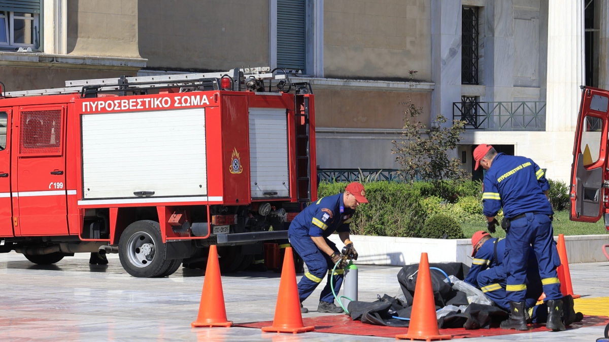 Συναγερμός κοντά στη Βουλή: Ανακαλύφθηκε ύποπτος φάκελος 4 Πυροσβέστες