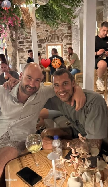 Βασίλης Σπανούλης, Γιώργος Πρίντεζης, Νίκος Ζήσης και Θοδωρής Παπαλουκάς απολαμβάνουν διακοπές στην Αντίπαρο