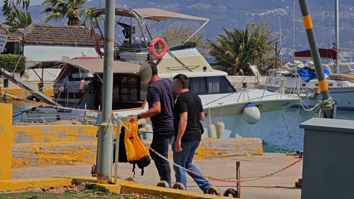 Ελευσίνα: «Ακούσαμε ”μπαπ” και το εντοπίσαμε στη θάλασσα» - Ο ήρωας που διέσωσε τους πιλότους από την πτώση ελικοπτέρου 5 Οι χειριστές του ελικοπτέρου που προσθαλασσώθηκε στην Ελευσίνα
