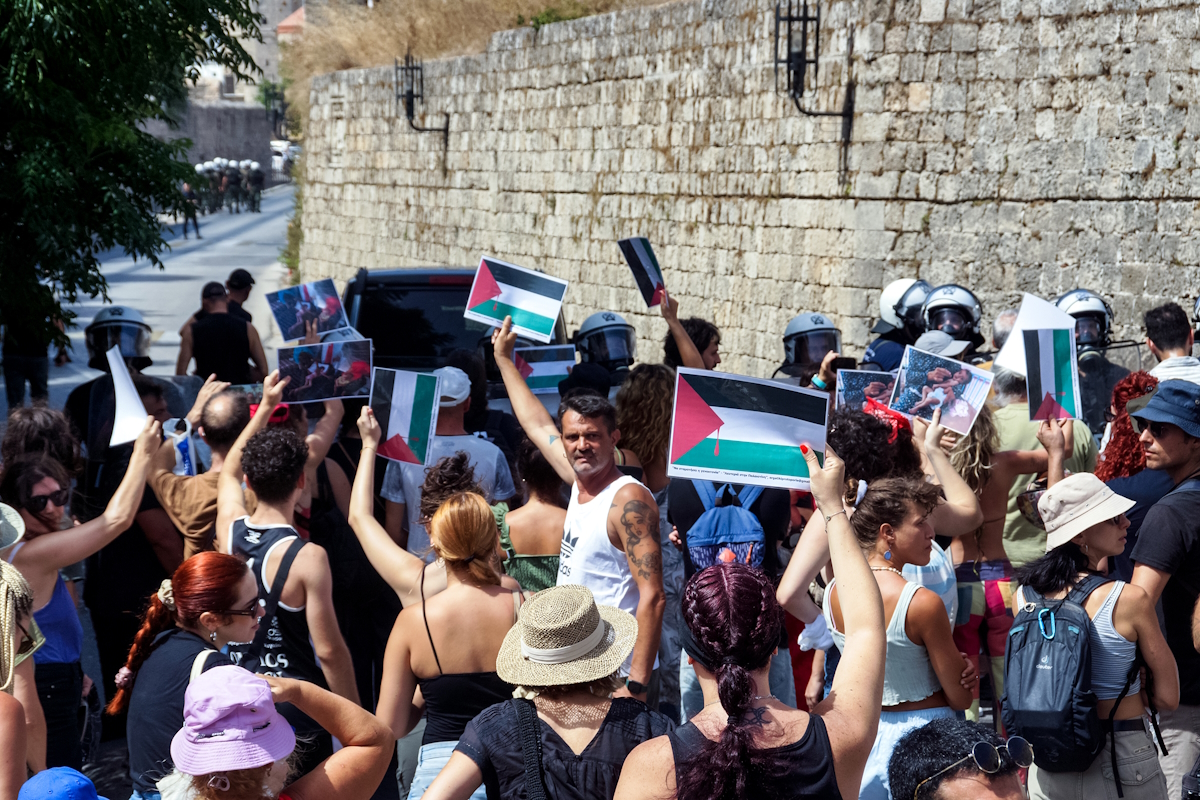 Δύο όψεις στη Ρόδο για Ισραηλινούς τουρίστες: Ένταση αλλά και φιλοξενία με κεράσματα 8 Συγκέντρωση διαμαρτυρίας στο Παλιό Εμπορικό Λιμάνι - Τελωνείο της Ρόδου την ώρα της προγραμματισμένης άφιξης του κρουαζιερόπλοιου «Iris Crown» που μετέφερε Ισραηλινούς τουρίστες