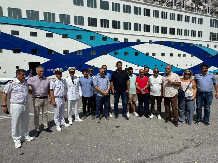 Δύο όψεις στη Ρόδο για Ισραηλινούς τουρίστες: Ένταση αλλά και φιλοξενία με κεράσματα 5 O δήμαρχος Ρόδου Αλέξανδρος Κολιάδης, ο αναπληρωτής περιφερειάρχης Απόστολος Ασπράκης, καθώς και εκπρόσωποι του τουριστικού και επιχειρηματικού κόσμου της Ρόδου καλωσορίζουν τους Ισραηλινούς τουρίστες
