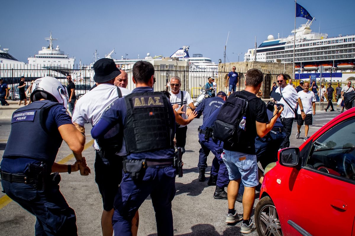 Δύο όψεις στη Ρόδο για Ισραηλινούς τουρίστες: Ένταση αλλά και φιλοξενία με κεράσματα 6 Συγκέντρωση διαμαρτυρίας στο Παλιό Εμπορικό Λιμάνι - Τελωνείο της Ρόδου την ώρα της προγραμματισμένης άφιξης του κρουαζιερόπλοιου «Iris Crown» που μετέφερε Ισραηλινούς τουρίστες