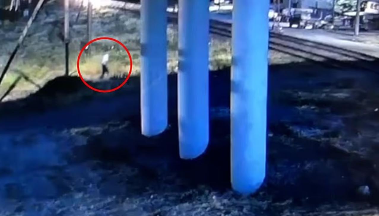 Βίντεο: Σωτηρία άνδρα από τις ράγες λίγο πριν περάσει το τρένο – «Αναζητείται ο ήρωας για να τιμηθεί»