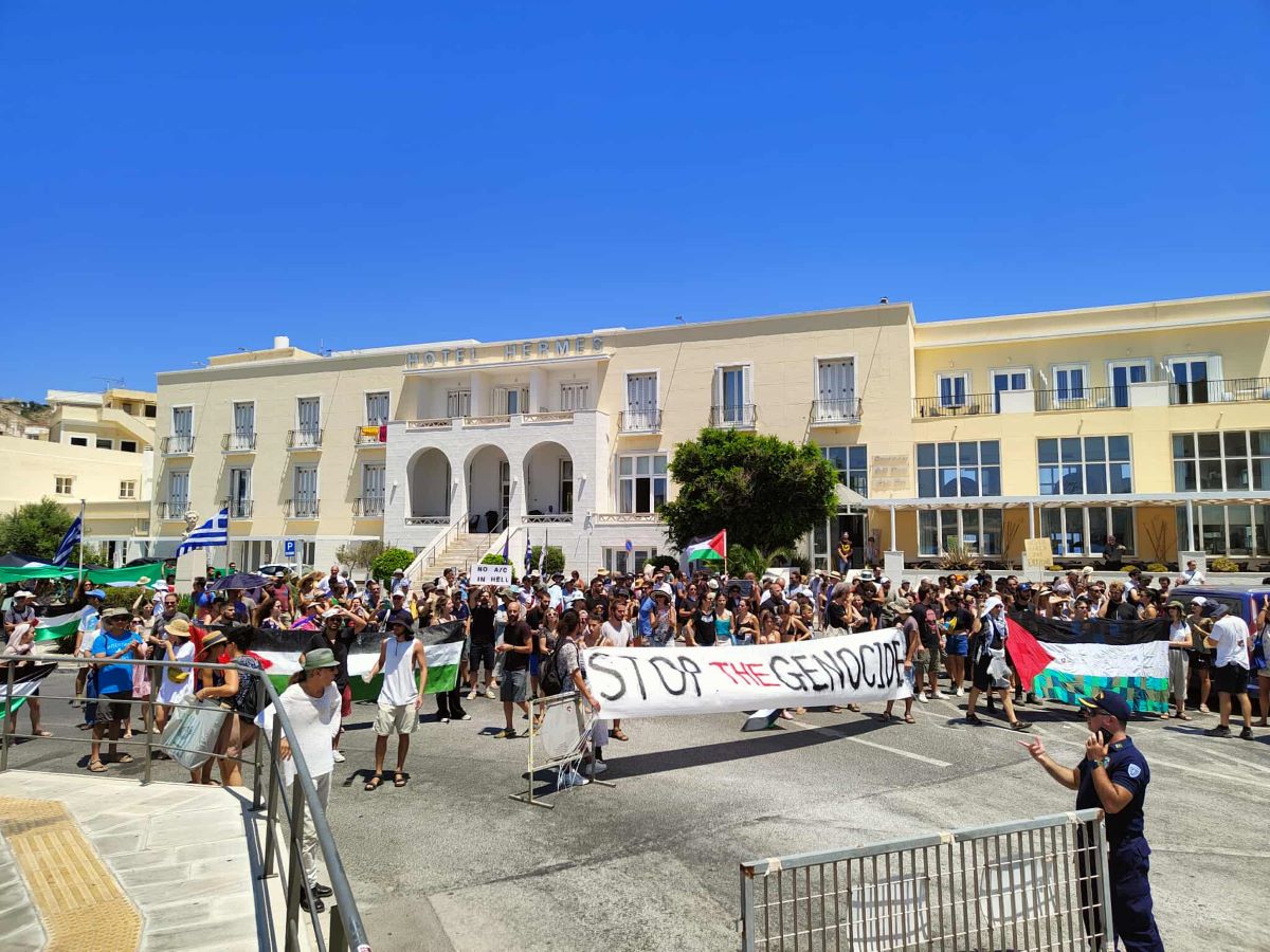 Σύρος: Αποκλεισμός κρουαζιερόπλοιου με Ισραηλινούς – Διαδήλωση στο λιμάνι με παλαιστινιακές σημαίες 2 Συγκέντρωση διαμαρτυρίας για την έλευση του κρουαζιερόπλοιου με Ισραηλινούς στη Σύρο