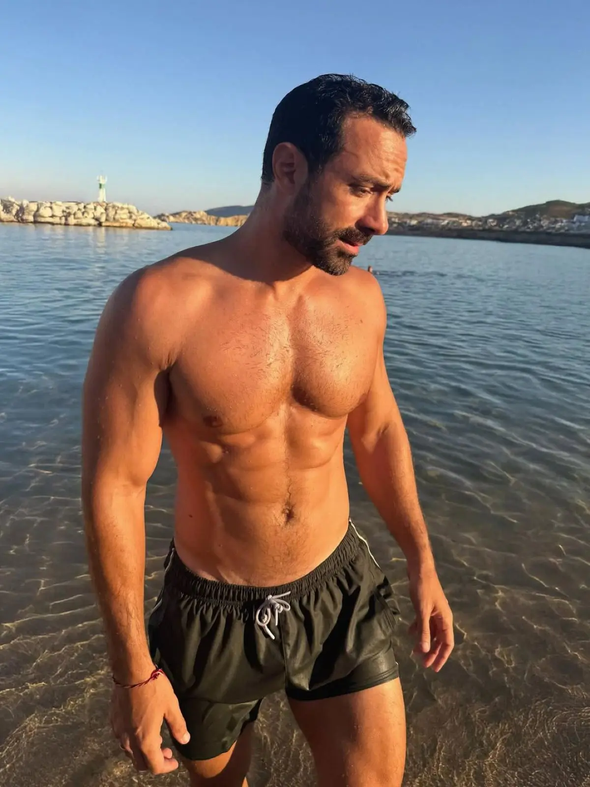 Ο Σάκης Τανιμανίδης στην παραλία