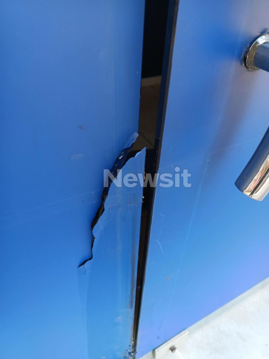 Η παραβιασμένη πόρτα μπαρ στην περιοχή του Βαρδάρη στη Θεσσαλονίκη