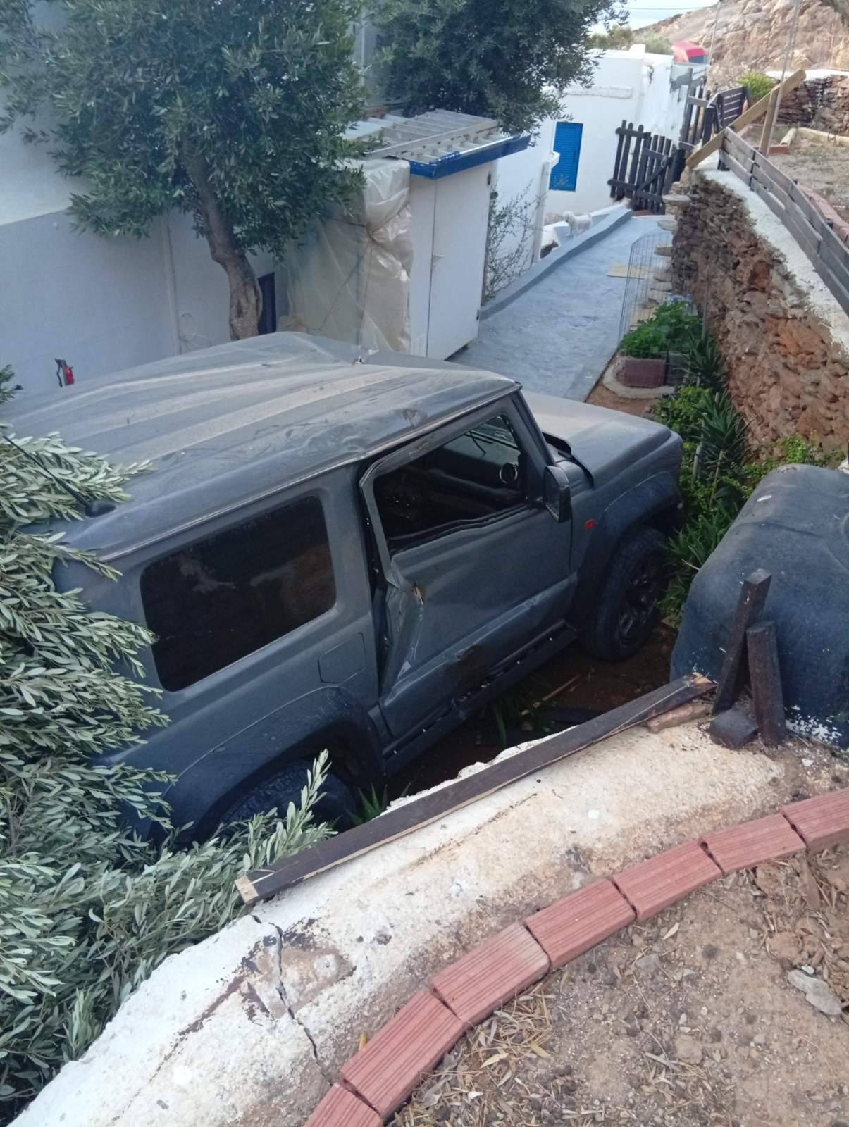 Τήνος: Τζιπ «κατέληξε» από ύψωμα σε οικία – Οι φωτογραφίες και το θυμωμένο ξέσπασμα κατοίκου 4 Τήνος: Τζιπ «κατέληξε» από ύψωμα σε οικία – Οι φωτογραφίες και το θυμωμένο ξέσπασμα κατοίκου