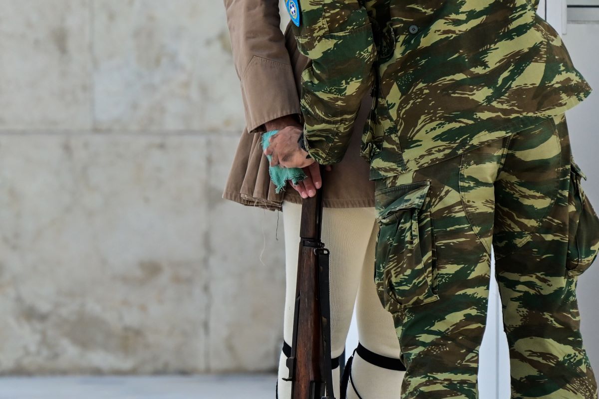 Καιρός: Εύζωνες αμετακίνητοι «λιώνουν» από την ακραία ζέστη