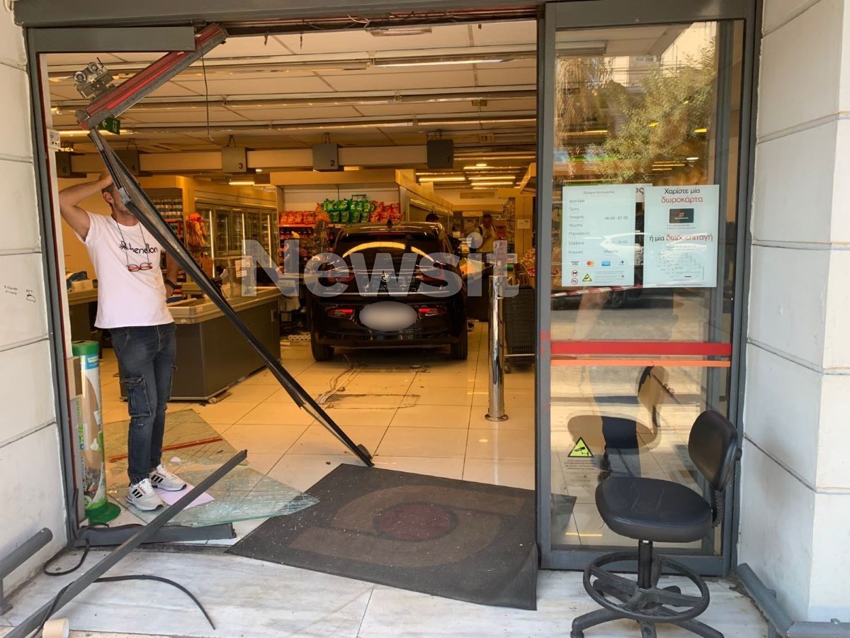 Νίκαια: «Πάταγα φρένο και δεν ανταποκρινόταν» δηλώνει η οδηγός του οχήματος που «εισέβαλε» στο σούπερ μάρκετ 7 Αυτοκίνητο μπήκε μέσα σε σούπερ μάρκετ στη Νίκαια