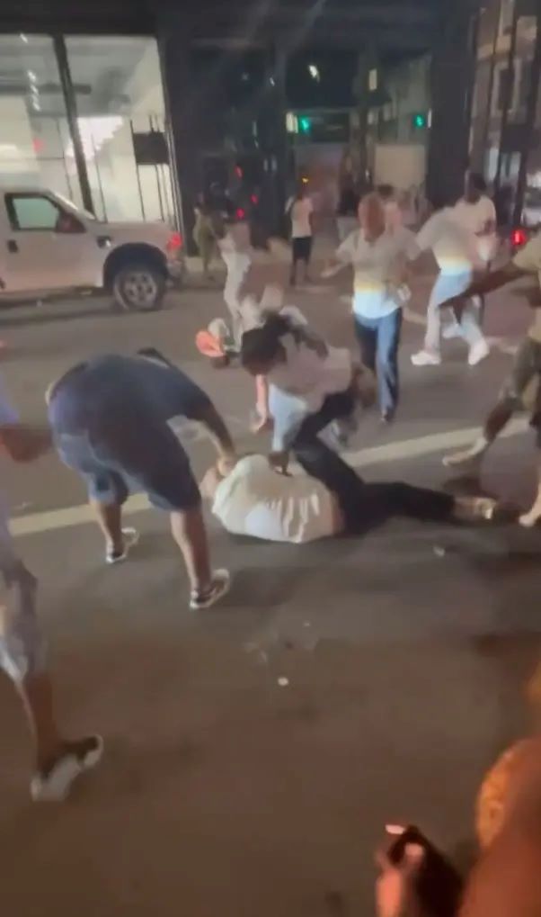 Βίντεο: Σοκαριστικές σκηνές βίας στο κέντρο του Σινσινάτι – Άνδρας γρονθοκοπεί γυναίκα που σωριάζεται αναίσθητη