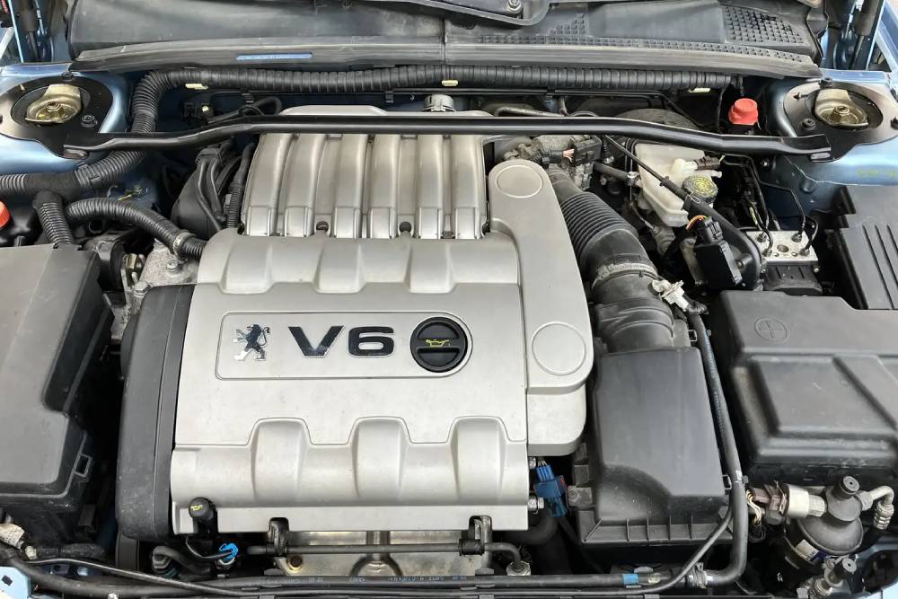 Κομψό Peugeot 406 Coupe προσεγγίζει το Μαρανέλο