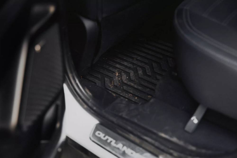 2025-Mitsubishi-Outlander-Trail-Edition-16-2048x13