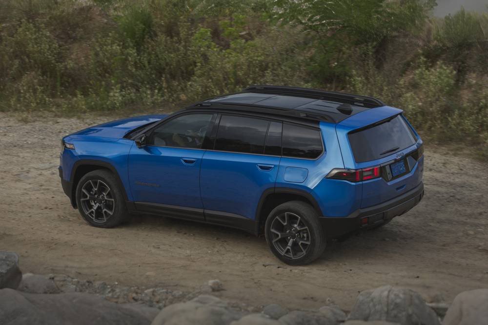 2026-jeep-cherokee-breaks-cover-goes-hybrid-and-mo (1)