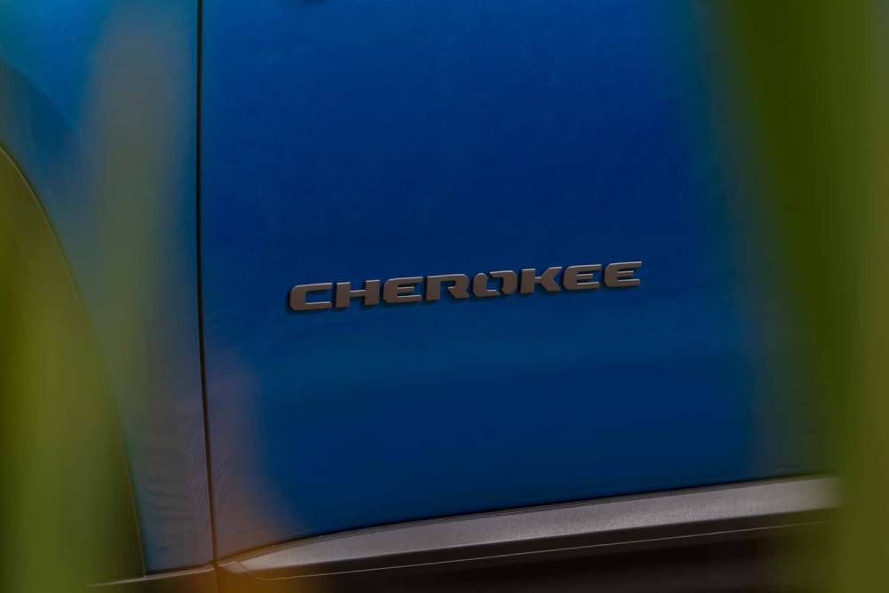 2026-jeep-cherokee-overland-badge