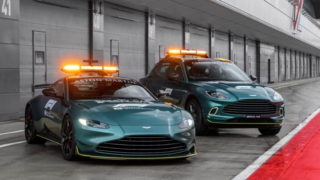 Πραγματοποιούνται μεταφορές: Δείτε πώς η F1 «μετακομίζει» 8 Aston Martin F1 safety car
