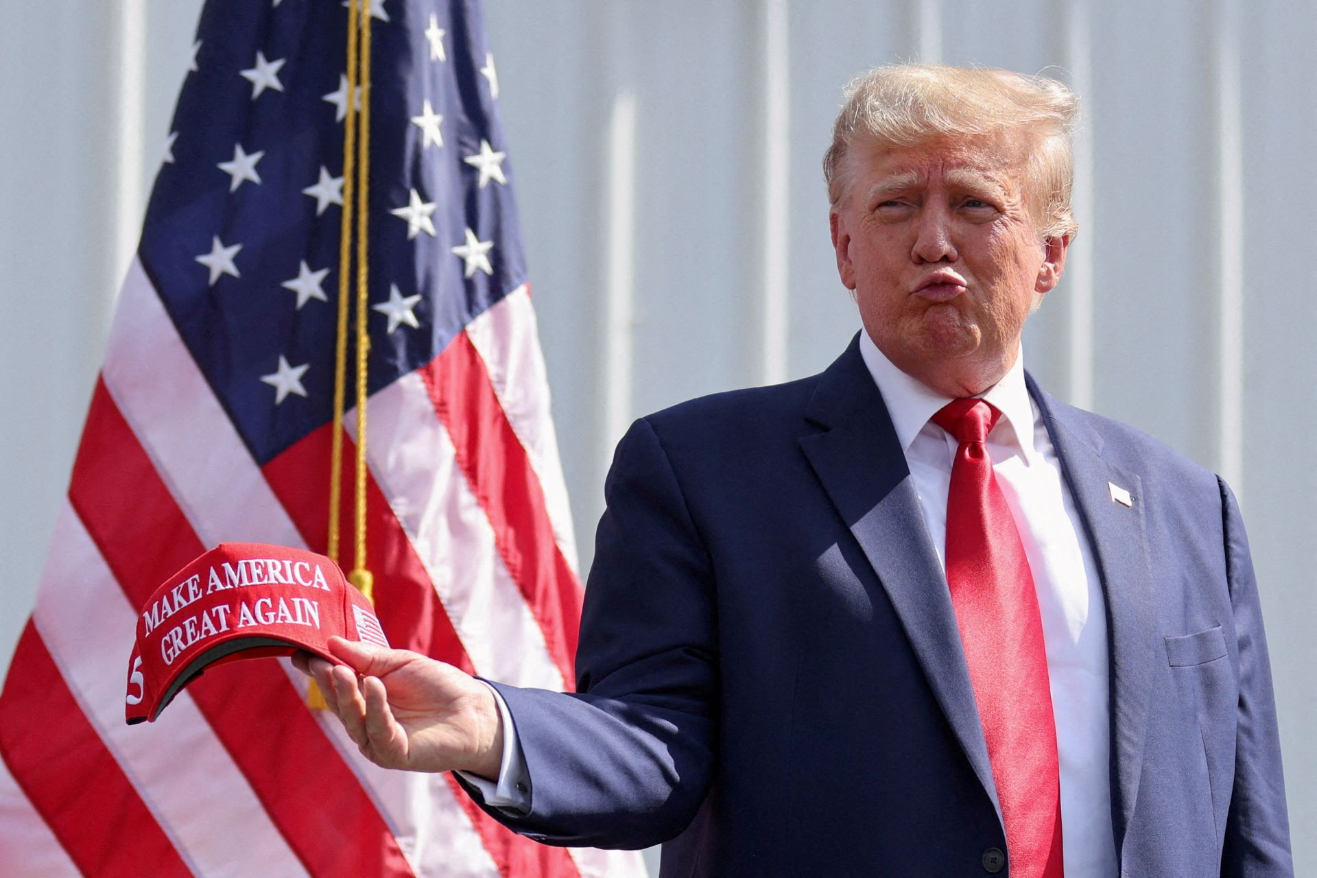 ΗΠΑ: Τα παιδιά των «MAGA» προσπαθούν να «μεταμορφώσουν» τους γονείς τους με βιβλία – «Διαβάστε κάτι εκτός από το Fox News» 11 ΗΠΑ: Τα παιδιά των «MAGA» προσπαθούν να «μεταμορφώσουν» τους γονείς τους με βιβλία – «Διαβάστε κάτι εκτός από το Fox News»