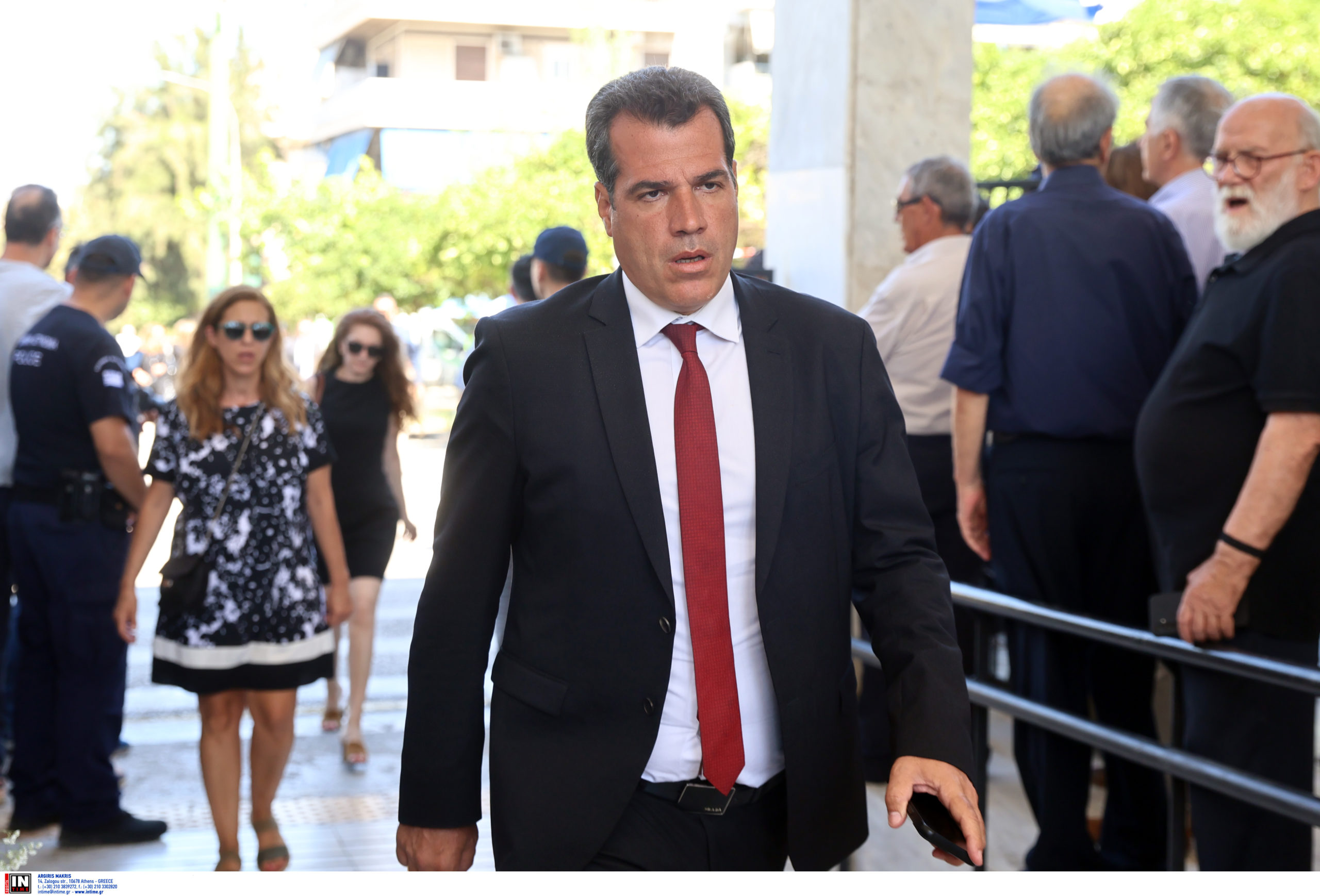 Λένα Σαμαρά: Σιωπηλός θρήνος στο Α’ Νεκροταφείο – «Τα λόγια δεν αρκούν», αναφέρει το στεφάνι του Κυριάκου Μητσοτάκη