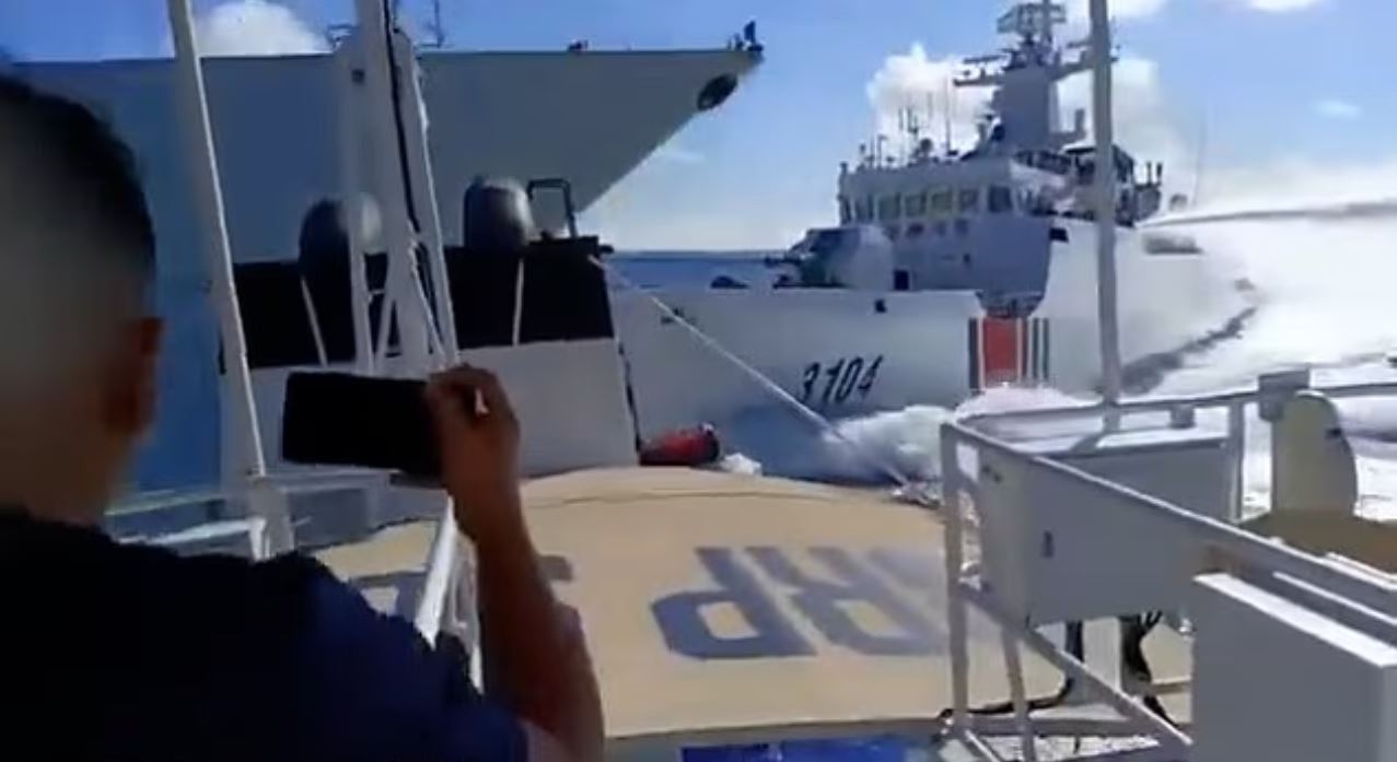 Κίνα: Πολεμικά πλοία σε σύγκρουση κατά την καταδίωξη φιλιππινέζικου πλοιαρίου – ΒΙΝΤΕΟ