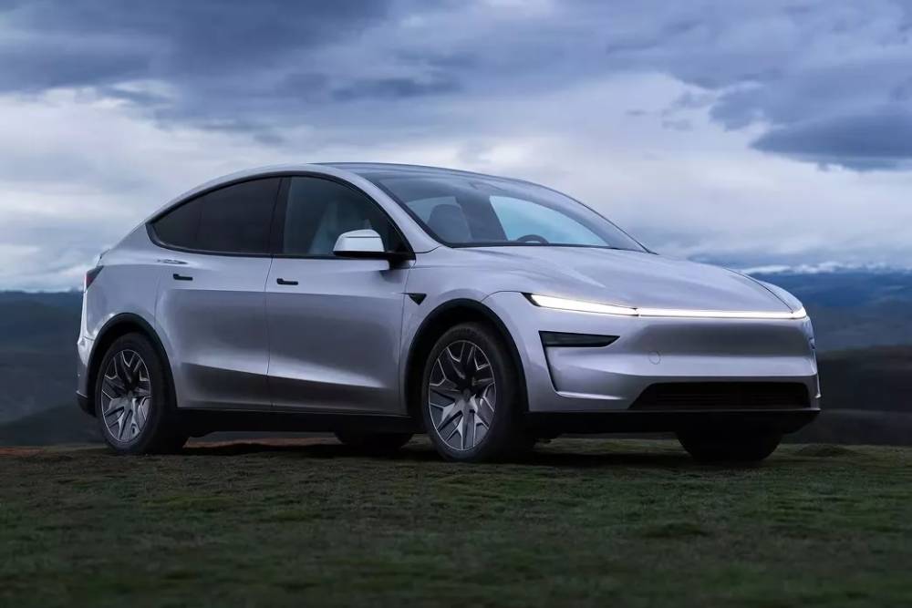 Tesla-Model-Y-L-819-21