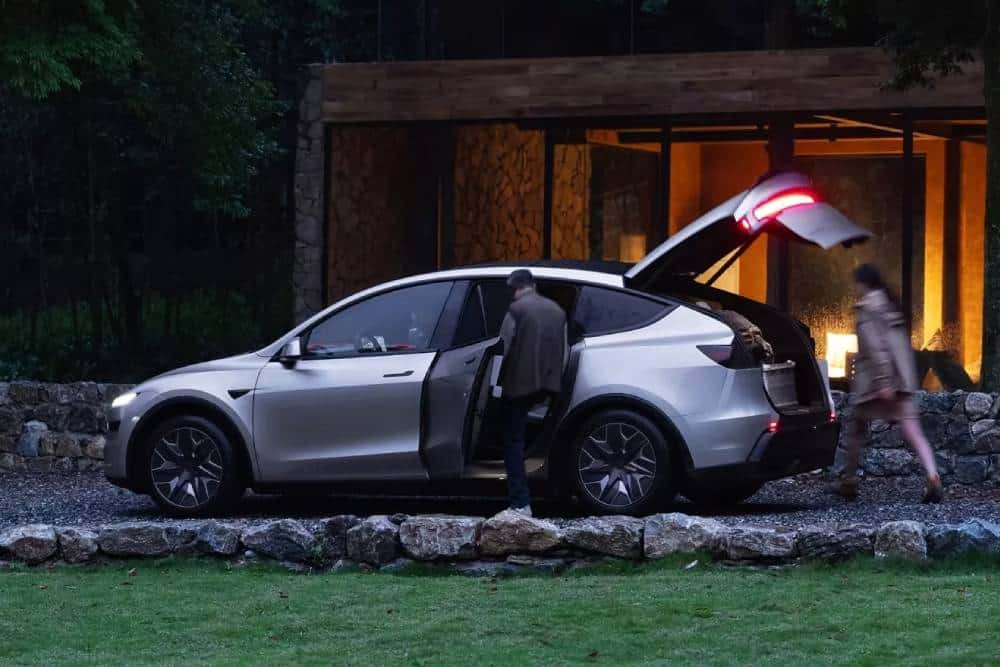 Tesla-Model-Y-L-819-7