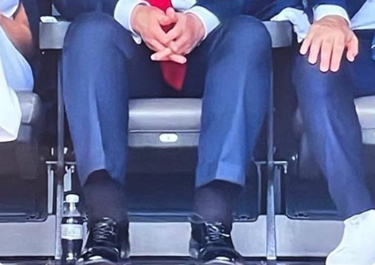 Τραμπ: Καταιγισμός εικασιών για την υγεία του Αμερικανού προέδρου – Φωτογραφίες με μελανιές στα χέρια, πρησμένους αστραγάλους και στραβά γόνατα