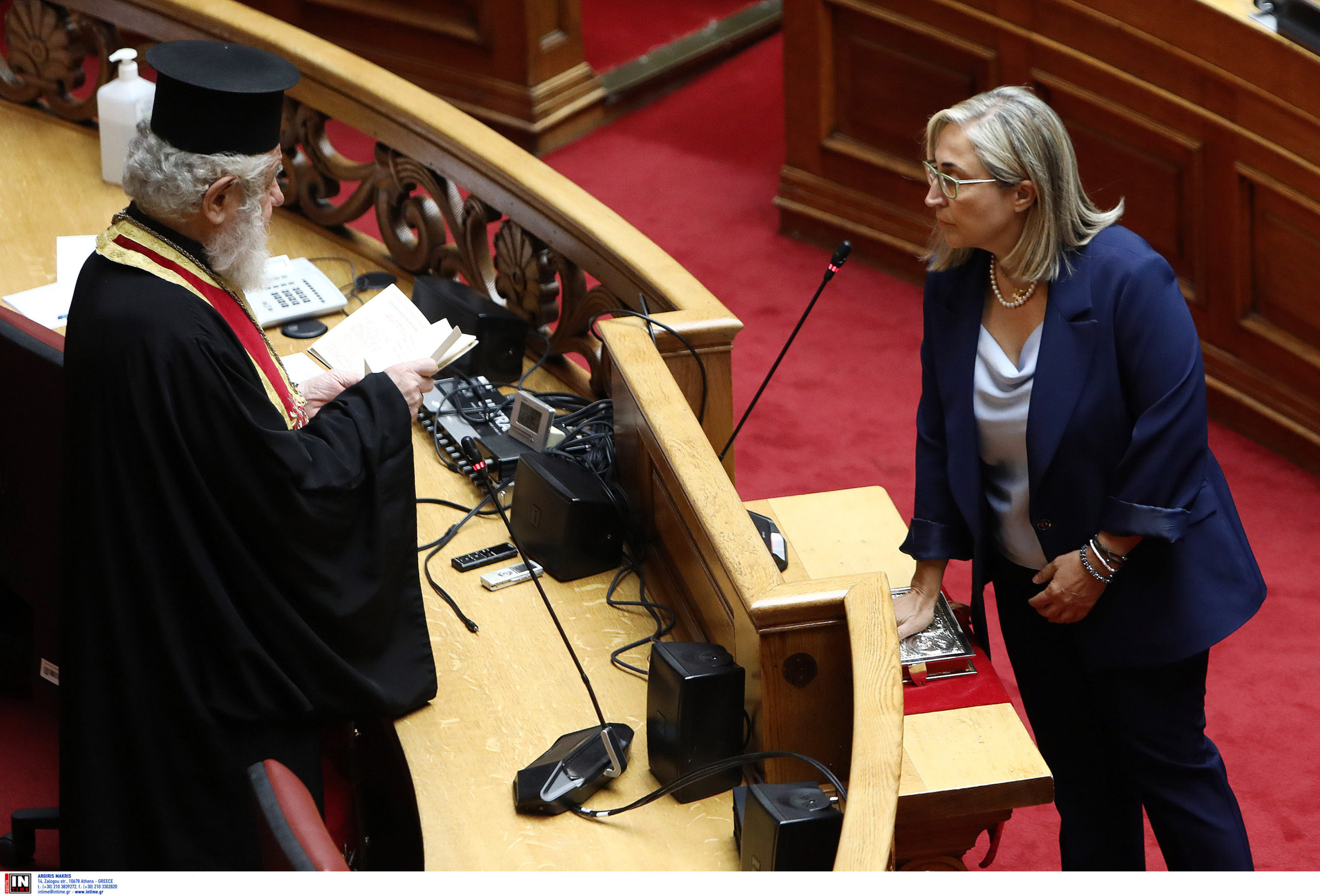 Βουλή: Τιμή στον Απόστολο Βεσυρόπουλο με λουλούδια και σιγή – Ορκωμοσία της Στέλλας Αραμπατζή