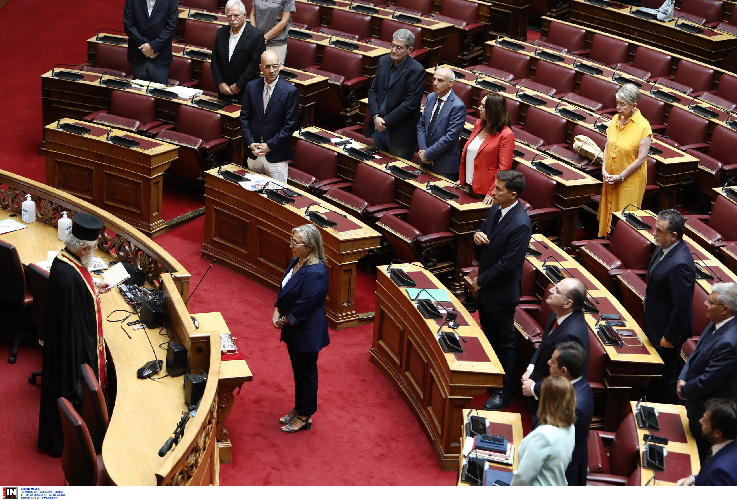 Βουλή: Τιμή στον Απόστολο Βεσυρόπουλο με λουλούδια και σιγή – Ορκωμοσία της Στέλλας Αραμπατζή