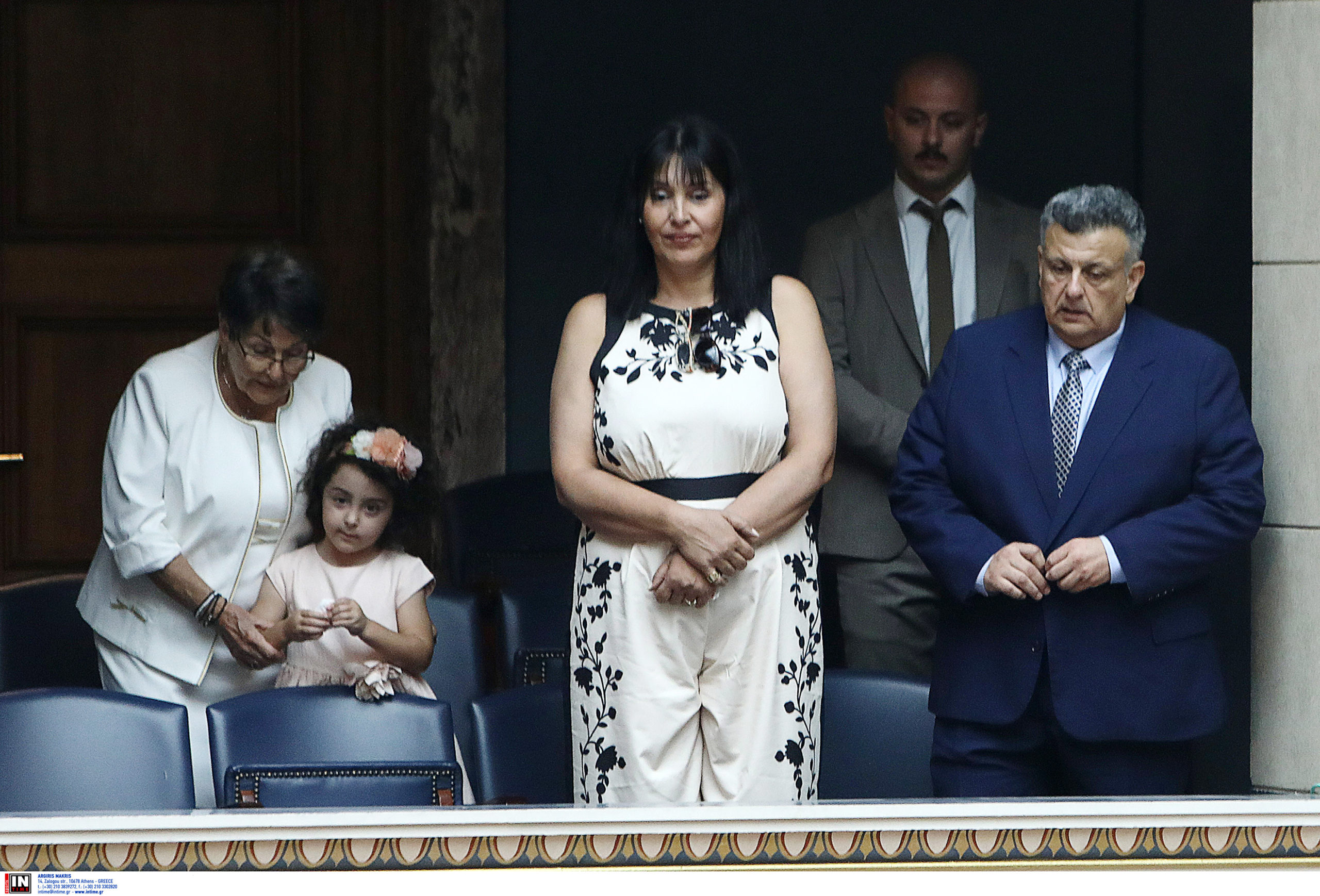 Βουλή: Τιμή στον Απόστολο Βεσυρόπουλο με λουλούδια και σιγή – Ορκωμοσία της Στέλλας Αραμπατζή