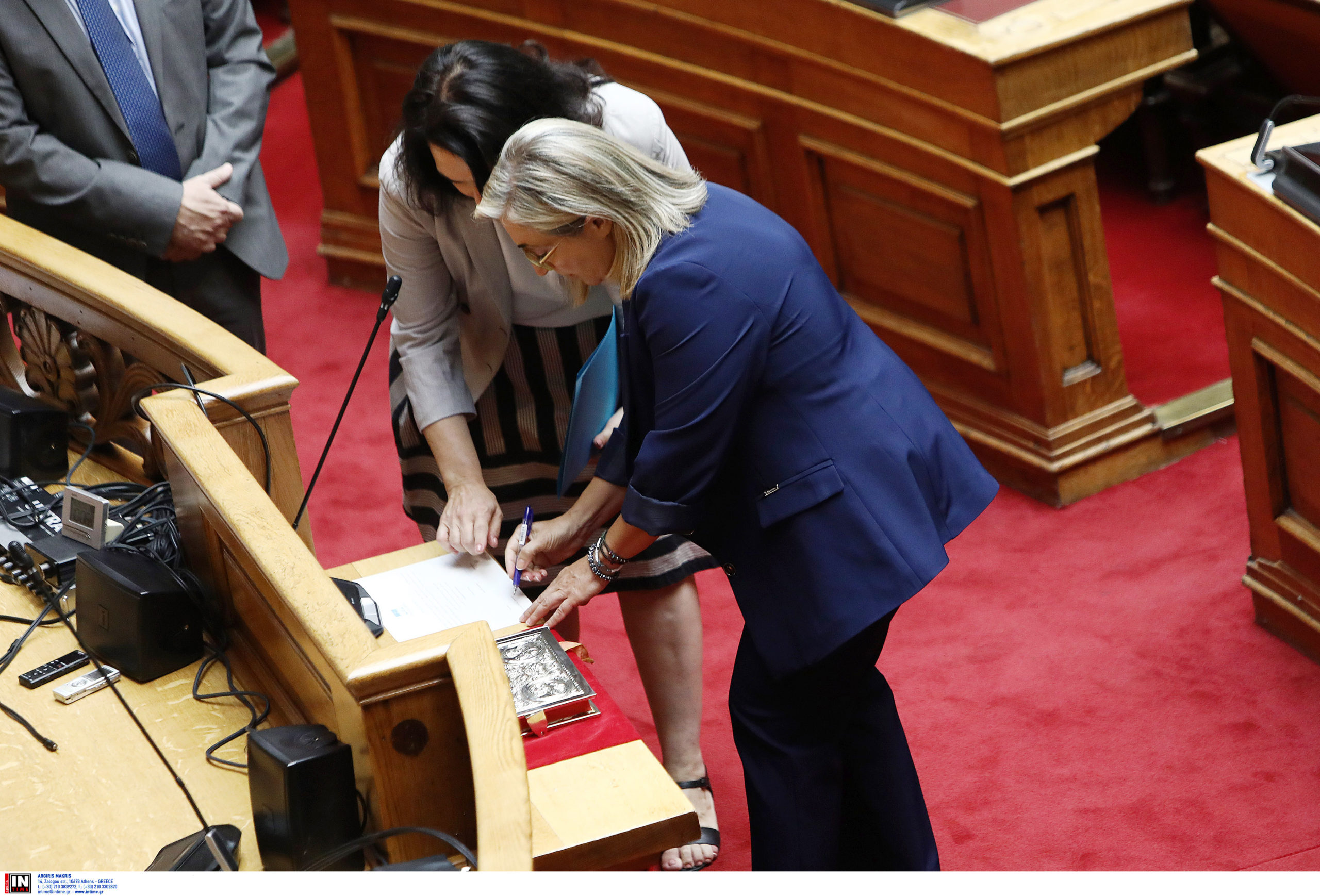 Βουλή: Τιμή στον Απόστολο Βεσυρόπουλο με λουλούδια και σιγή – Ορκωμοσία της Στέλλας Αραμπατζή
