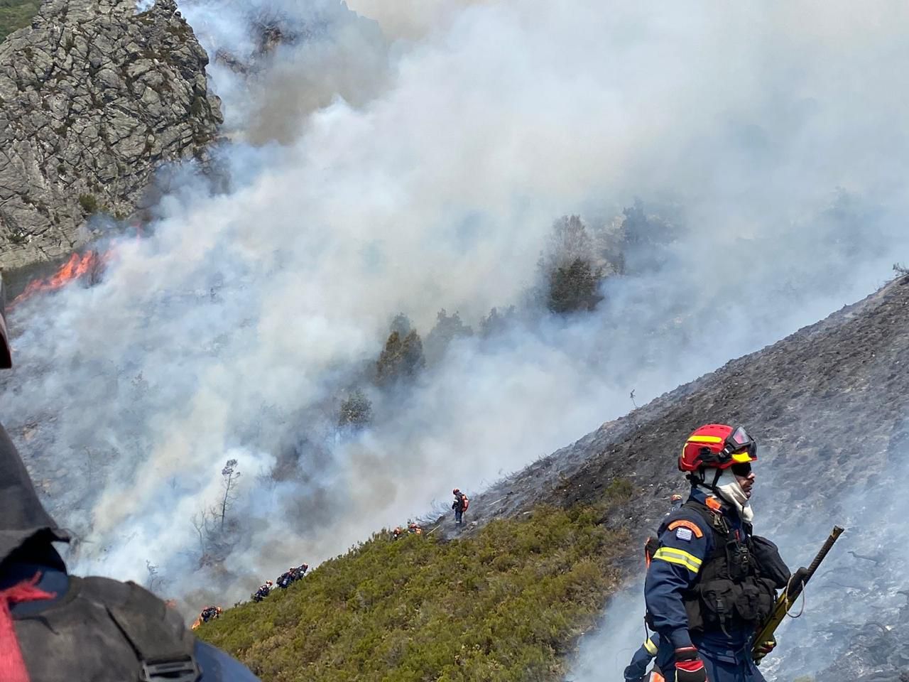 Οι Έλληνες δασοκομάντος της ΕΜΟΔΕ που αγωνίζονται στις τεράστιες φωτιές της Ισπανίας – Στιγμιότυπα από τη μάχη με τις φλόγες 6 Έλληνες δασοκομάντος στη μάχη με τις πυρκαγιές στην Ισπανία