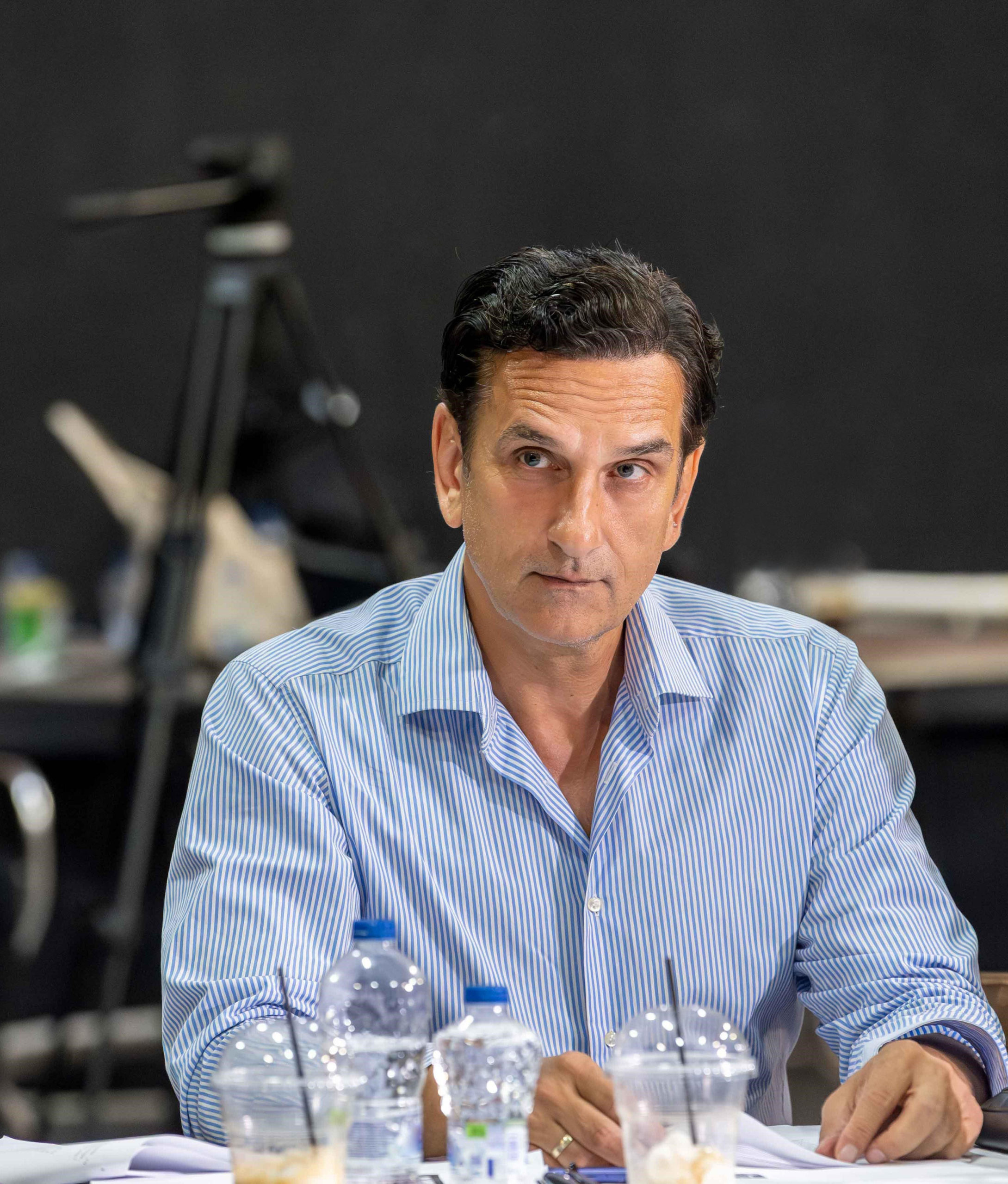 Ο Δικαστής: Οι πρωταγωνιστές διάβασαν το σενάριο – Δείτε παρασκηνιακές φωτογραφίες