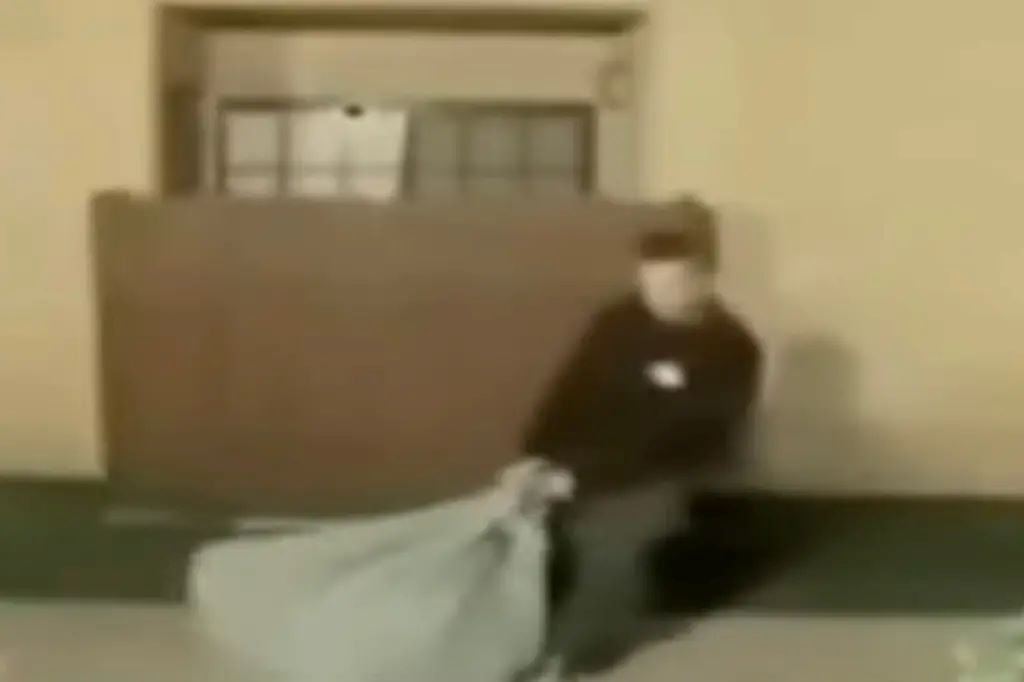 Από εξαφάνιση σε δολοφονία: Βίντεο δείχνει 33χρονο να μεταφέρει το πτώμα της συζύγου του – Διέφυγε με τα παιδιά στο Περού