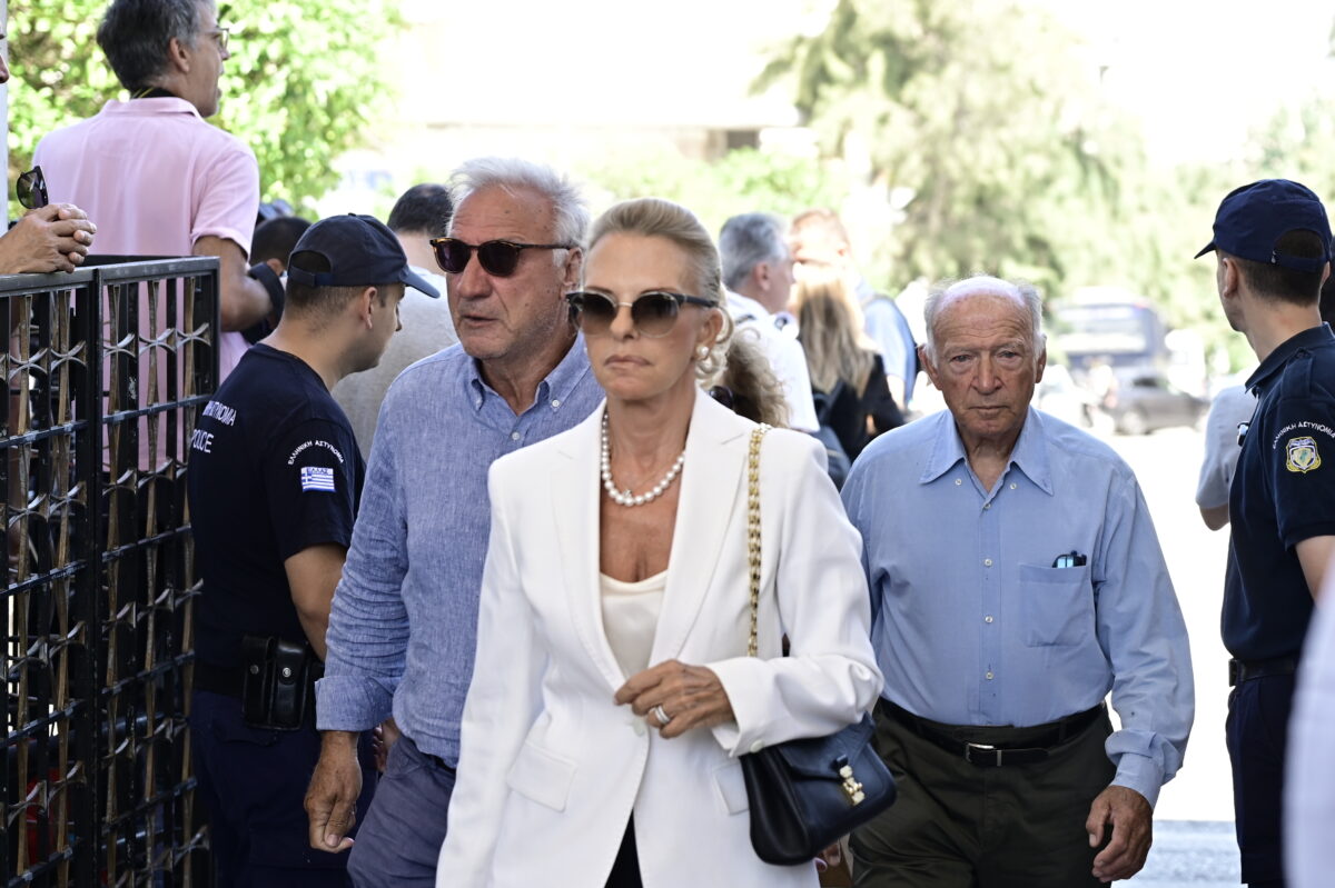 Αποχαιρετισμός Λένα Σαμαρά: Πλήθος παρευρισκομένων στο ύστατο «αντίο» της 34χρονης – Σιωπηλός ο θρήνος των δικών της 24 Ελίζα Βόζεμπεργκ