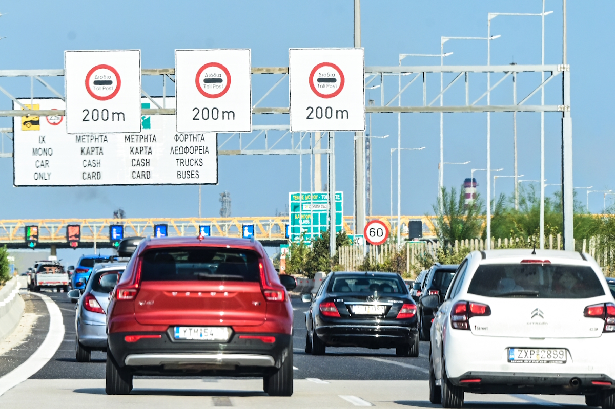 Οι αδειούχοι του Αυγούστου επιστρέφουν σταδιακά – Αργή κίνηση από Κινέτα έως Μέγαρα 3 Επιστροφή αδειούχων του καλοκαιριού από την Εθνική Οδό Αθηνών - Κορίνθου