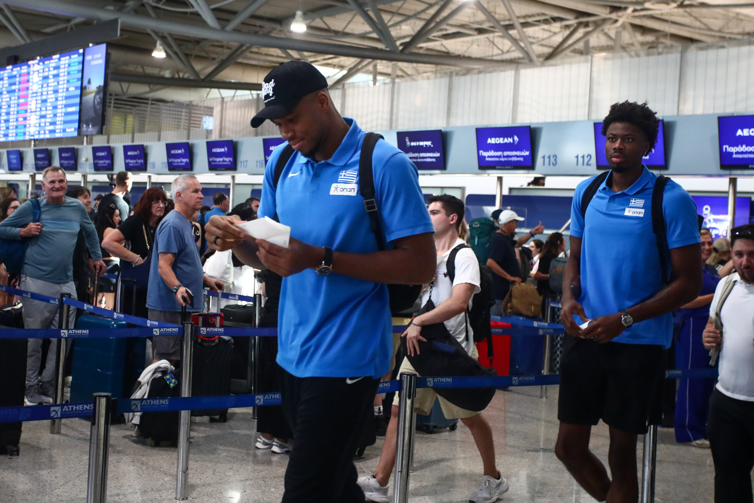 Eurobasket 2025: Η Εθνική μπάσκετ αναχώρησε για Κύπρο – Χαμόγελα στο ταξίδι